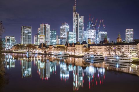 Morgendlicher Blick vom Main auf die Bankentürme Frankfurts