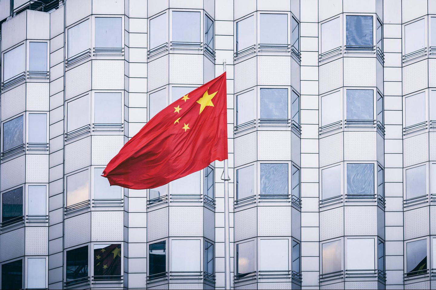 Die Fahne der Volksrepublik China weht im Wind vor der Chinesischen Botschaft in Berlin