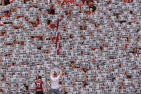 „Koan Ausverkauf“: Fans des FC Bayern protestieren beim letzten Heimspiel gegen den Einstieg eines Investoren bei der DFL