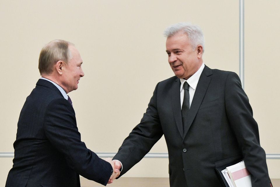 Wagit Alekperow war im Zuge der westlichen Sanktionen im April 2022 als Präsident von Lukoil zurückgetreten. Der einstige Sowjetminister hatte den größten unabhängigen Mineralölkonzern Russlands 1991 aus drei staatlich kontrollierten Ölfeldern geformt, wie „Forbes“ schreibt. Der Oligarch mit aserbaidschanischen Wurzeln hat sein Vermögen laut dem Ranking zum Stichtag 10. März 2023 nahezu verdoppelt. „Forbes“ stufte den 72-Jährigen von 10,5 auf 20,5 Mrd. Dollar hoch. 2021 hatte er bei 24,9 Mrd. Dollar gelegen. Das Foto zeigt ihn (r.) bei einem Treffen mit dem russischen Machthaber Wladimir Putin.