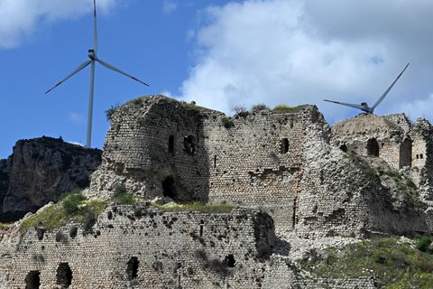 Windräder bei der Schlossruine Bakras in Hatay in der Türkei