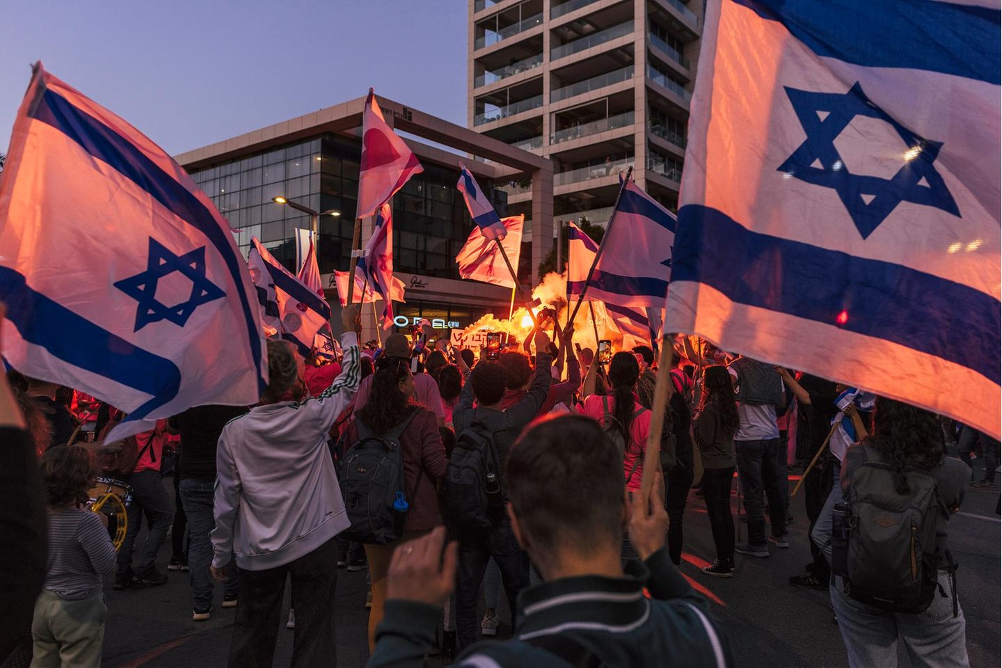 In Tel Aviv gingen auch im April noch jede Woche Tausende auf die Straße, um gegen die Justizreform zu protestieren