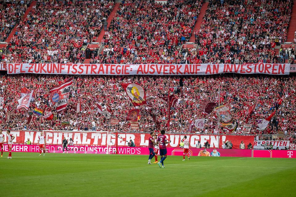 Proteste gegen den Investoreneinstieg in der DFL mit Transparenten von Münchener Fans