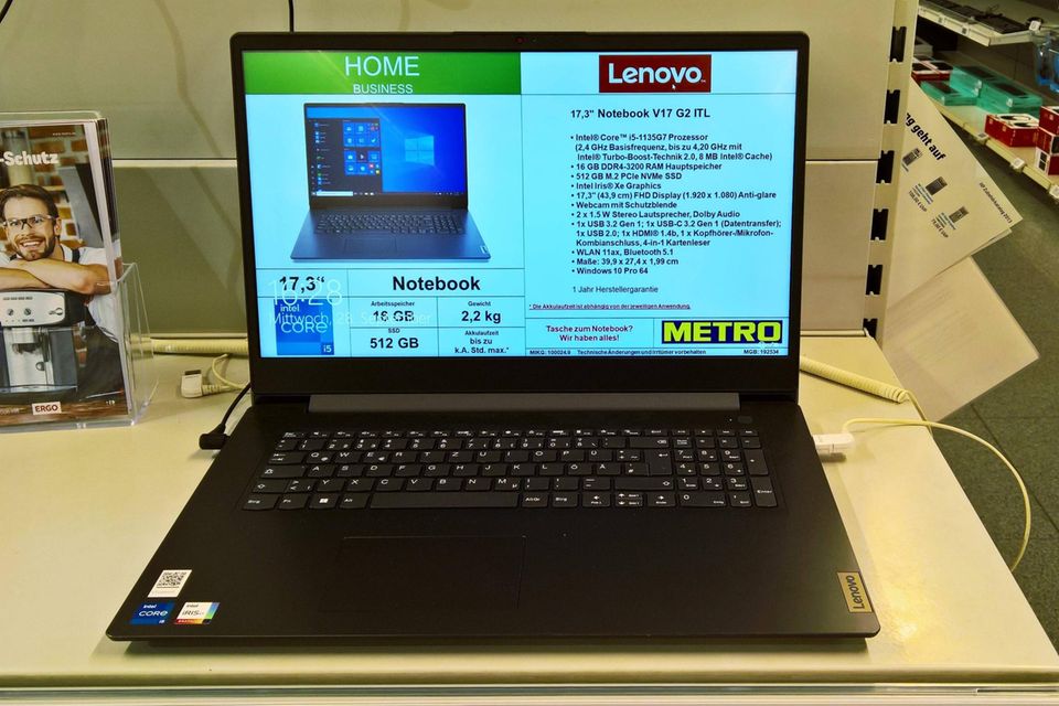 Die meisten Deutschen nutzen einen Laptop „Made in China“. Im ersten Quartal 2023 kamen 86,0 Prozent der importierten tragbaren Computer aus der Volksrepublik, wie Destatis mitteilte. Der Bereich „Datenverarbeitungsgeräte, elektrische und optische Erzeugnisse“ war im ersten Vierteljahr mit einem Warenwert von 12,6 Mrd. Euro die wichtigste Warengruppe bei den Importen aus China. Der Außenhandel mit China brach insgesamt aber um 10,5 Prozent auf 64,7 Mrd. Euro ein.