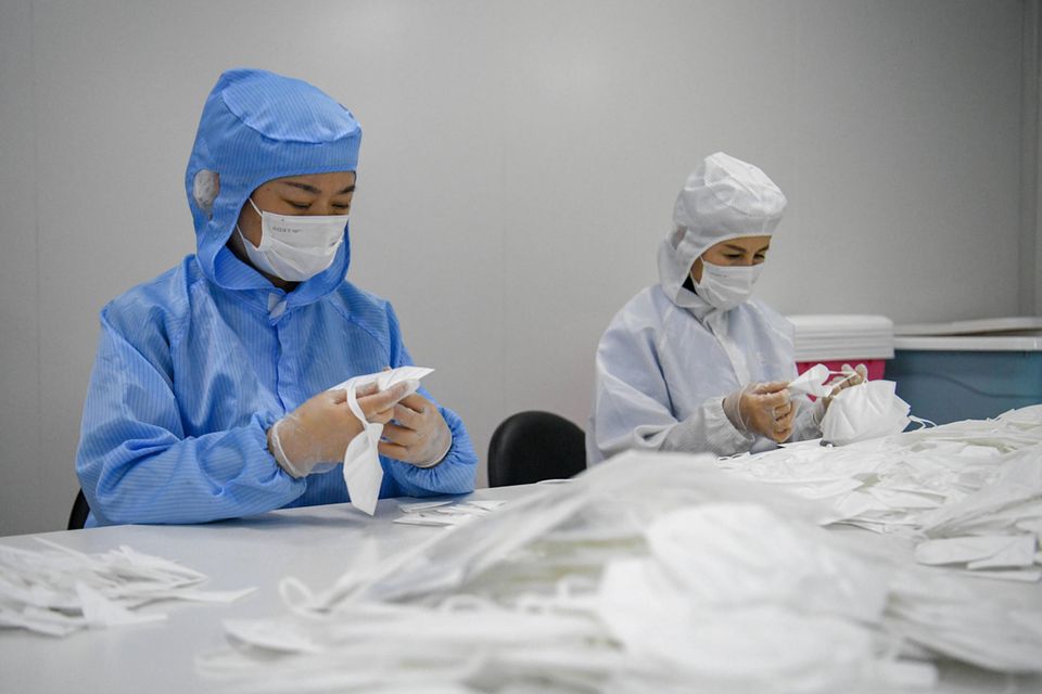 Zu Beginn der Coronapandemie zeigte sich, wie sehr Deutschland auch bei der Versorgung mit Gesichtsmasken von China abhängig war. Drei Jahre später stammen immer noch die meisten importierten filtrierenden Halbmasken von dort. Laut Destatis entfielen in den ersten drei Quartalen 2022 rund 60,5 Prozent aller Importe auf die Volksrepublik. Der Warenwert der 642 Millionen eingeführten Masken summierte sich auf 84,9 Mio. Euro. Auf Platz zwei der größten Lieferanten lag die Türkei mit 257 Millionen Masken. Deutschland führte im selben Zeitraum 226 Millionen Halbmasken aus.