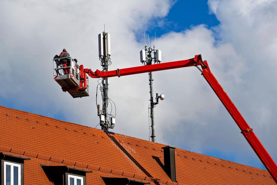 Spätestens der Ukrainekrieg hat das Bewusstsein dafür geschärft, wie gefährlich die Abhängigkeit von einem undemokratischen Staat sein kann. Besonderes Augenmerk gilt dabei dem schnellen 5G-Netz. An dem hängen nicht nur immer mehr Verbraucher. Auch Energieversorger sind auf eine rasche, mobile Datenübertragung angewiesen. Laut einer Analyse der Telekommunikationsberatung Strand Consult ist allein das chinesische Unternehmen Huawei aktuell für 59 Prozent des 5G-Netzes in Deutschland verantwortlich, wie „Tagesschau Online“ berichtete. Deshalb war auch ein Verbot einiger Komponenten chinesischer Hersteller beim Netzausbau im Gespräch.