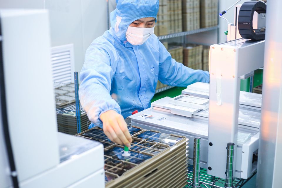 Nicht ganz so extrem, aber immer noch beträchtlich fällt die Dominanz Chinas beispielsweise bei Smartphones aus. Etwas mehr als zwei Drittel (67,8 Prozent) der zuletzt importierten Smartphones und Telefone stammten aus der Volksrepublik. Dort lässt beispielsweise auch Apple fertigen. Bei den für die Energiewende so entscheidenden Lithium-Ionen-Akkus belief sich die Marktmacht Chinas hierzulande zuletzt auf 39,2 Prozent bei den Importen.