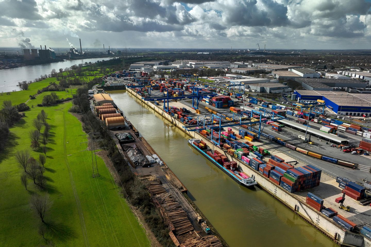 Das Trimodal Terminal D3T im Hafen von Duisburg. Er ist europaweit die größte Container-„Drehscheibe“ im Binnenland.