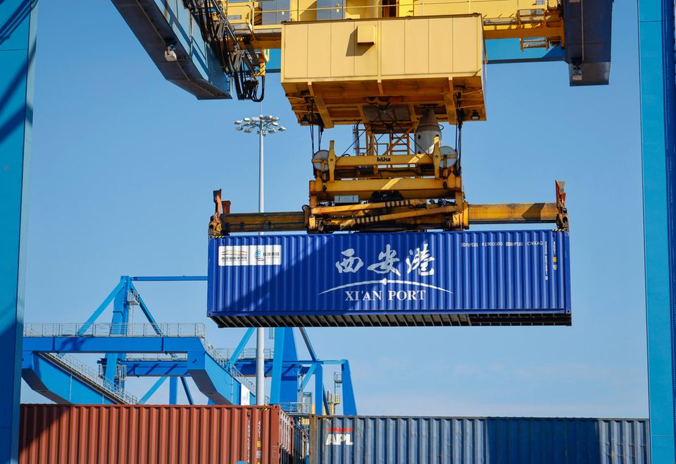 Container aus China im Duisburger Hafen. Die schnellste Bahnverbindung zu chinesischen Metropolen dauert zehn Tage.