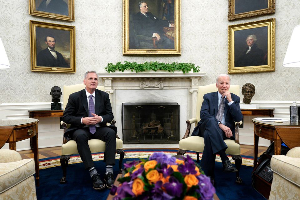Kevin McCarthy, Republikanischer Sprecher im Repräsentantenhaus, und US-Präsident Joe Biden  konnten sich auf einen Kompromiss im US-Schuldenstreit einigen
