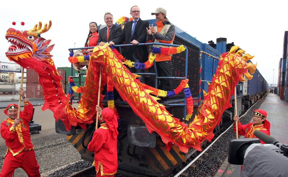 Ein Festakt 2013 im Hafen von Duisburg, den Güterzüge seit 2011 mit der Millionenmetropole Chongqing verbinden.