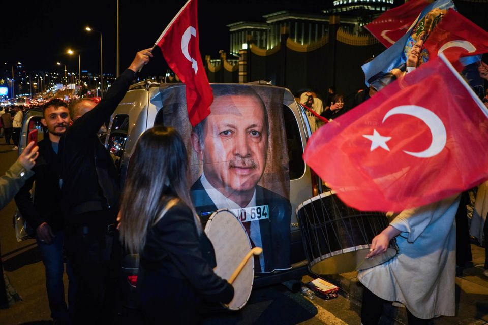 Erdogan-Anhänger feiern seinen Sieg nach der Stichwahl in der Türkei