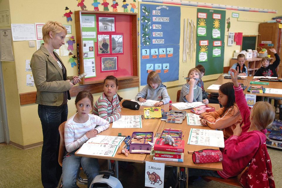 Der Mangel an Lehrern spiegelt sich auch in einer hohen Teilzeitquote wider. Im Schuljahr 2021/2022 waren rund 709.000 Lehrkräfte an allgemeinbildenden Schulen beschäftigt. Knapp 41 Prozent arbeiteten in Teilzeit.  Das war der höchste Wert seit zehn Jahren. „Besonders Frauen reduzieren häufig ihre Arbeitszeit“, teilte Destatis mit. „Im Schuljahr 2021/2022 war die Teilzeitquote bei Lehrerinnen (48,2 Prozent) mehr als doppelt so hoch wie bei Lehrern (20,1 Prozent).“ Auf sogar mehr als 50 Prozent Teilzeit kamen Bremen und Hamburg. In Sachsen-Anhalt waren es hingegen nur knapp 21 Prozent.