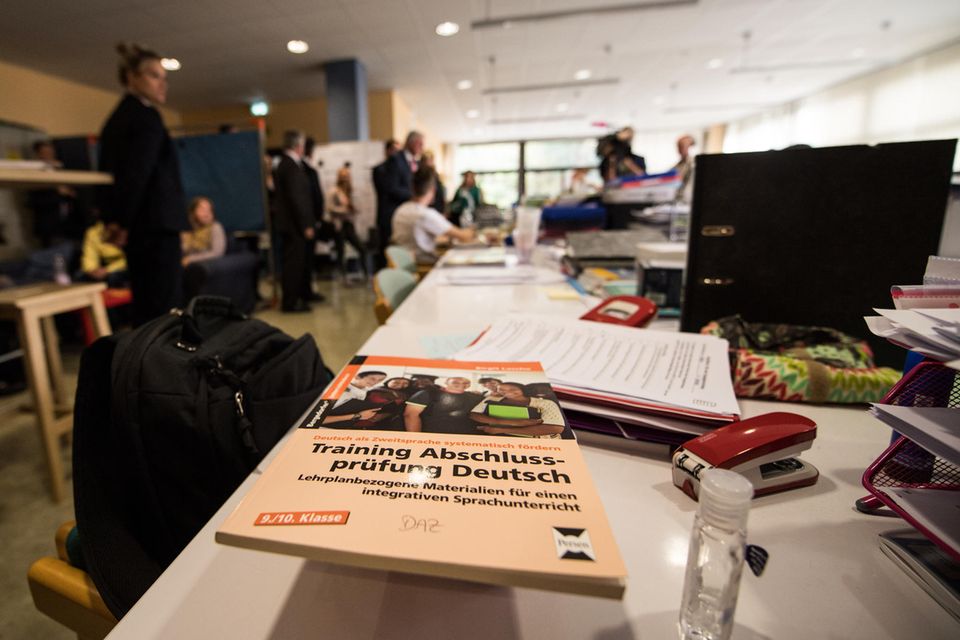 Die Krise an den Schulen wird sich in absehbarer Zeit weiter verschärfen. Fast 37 Prozent aller Lehrer waren laut der Statistik im Schuljahr 2021/2022 bereits mindestens 50 Jahre alt. Elf Prozent hatten sogar bereits den 60. Geburtstag hinter sich. Die meisten älteren Lehrer gab es in Sachsen-Anhalt (60,8 Prozent), die meisten jüngeren unter 35 Jahren fanden die Statistiker im Saarland (25,6 Prozent).