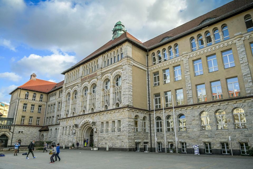 Am teuersten war die Schulbildung zuletzt in Berlin (13.300 Euro), am günstigsten in Mecklenburg-Vorpommern (8200 Euro). Dabei spielen auch höhere Immobilienpreise in den Stadtstaaten eine Rolle. Unter den Flächenländern führte Bayern mit 10.500 Euro.