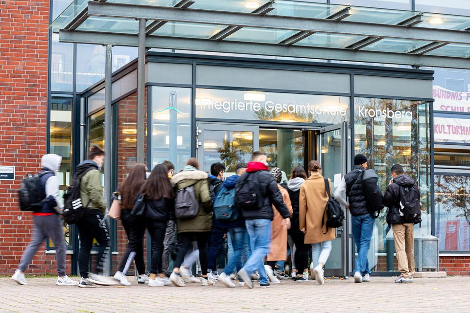 Schüler gehen in ein Schulgebäude