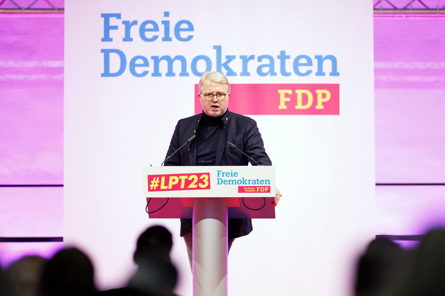 Frank Schäffler steht am Rednerpult beim Landesparteitag der nordrhein-westfälischen FDP im Januar 2023