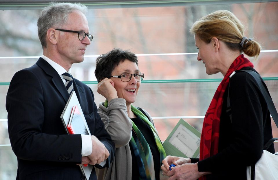 Udo Philipp steht links neben Finanzministerin Monika Heinold und Silke Schneider, Staatssekretärin im Finanzministerium