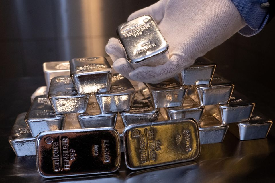 Silberbarren in unterschiedlicher Größe liegen beim Edelmetallhändler Pro Aurum in einem Tresor auf einem Tisch.