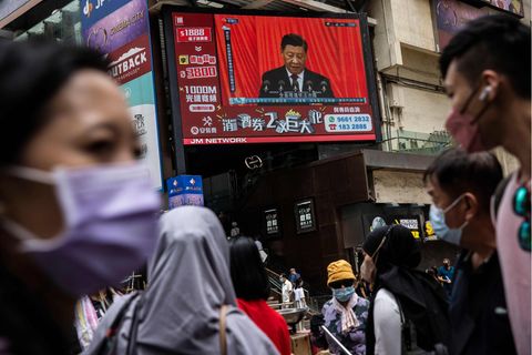 Ein Straßendisplay in Hongkong überträgt eine Parteitagsrede von Xi Jinping