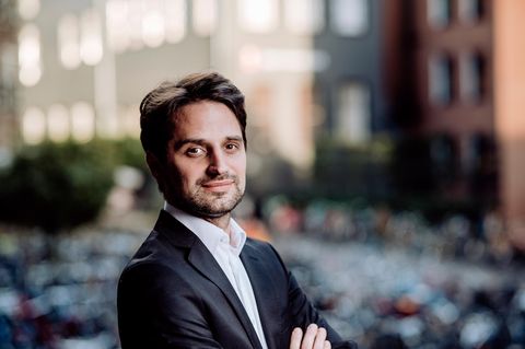 Simon Friederich lehrt Wissenschaftsphilosophie an der Universität Groningen in den Niederlanden. Er hat ein Statement unterzeichnet, das vor den Gefahren durch Künstliche Intelligenz warnt. Zu den prominenten Unterstützern gehört auch der Chat-GPT-Erfinder Sam Altman.