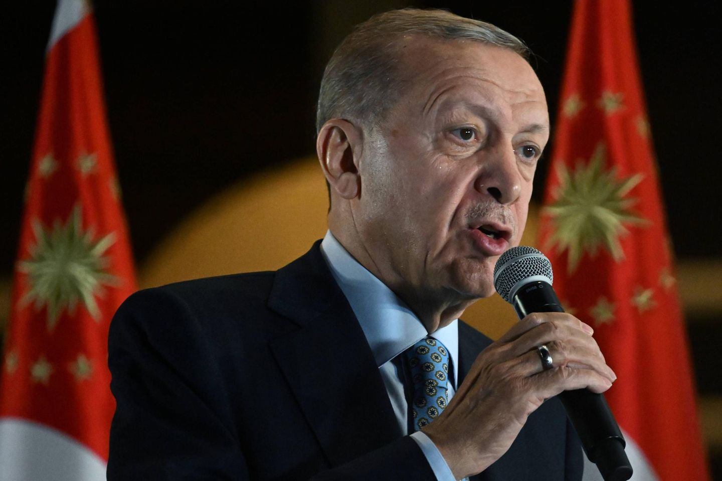 Erdogan spricht in ein Mikrofon