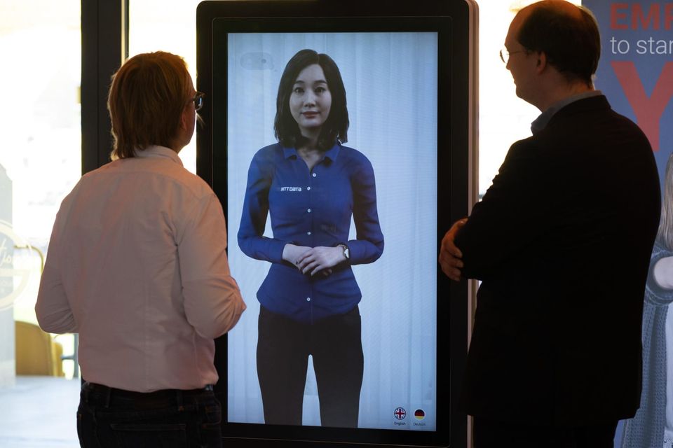 Zwei Männer stehen vor einem intelligenten Avatar