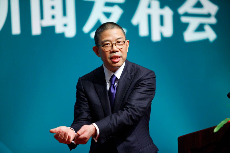 Chinas Status als Land mit den zweitmeisten Dollar-Milliardären dürfte auf Jahre hinweg gesichert sein – zu gewaltig ist der Vorsprung vor den Nächstplatzierten. Aber auch 2022 hat gezeigt, dass die Superreichen des Landes auf unsicherem Boden stehen. Corona-Lockdowns, die Immobilienkrise und das harte Vorgehen der Partei gegen Tech-Riesen hat die Zahl der Milliardäre laut „Forbes“ von 539 auf 495 schrumpfen lassen. 2022 hatte es bereits ein Minus von 87 gegeben. Das Magazin führt die Superreichen in den Sonderverwaltungszonen Hongkong (66) und Macau (1) separat. Reichster Mann in Festlandchina war demnach erneut Zhong Shanshan (Foto), Chef der Getränkeherstellers Nongfu Spring, auf Platz 15 (65,7 auf 68,0 Mrd. Dollar). Der einstige Spitzenreiter Jack Ma lag nach seinem Absturz im Vorjahr und seinem monatelangen Verschwinden aus der Öffentlichkeit bei 23,5 Mrd. Dollar. Das war rund die Hälfte seines Vermögens im Ranking 2021.