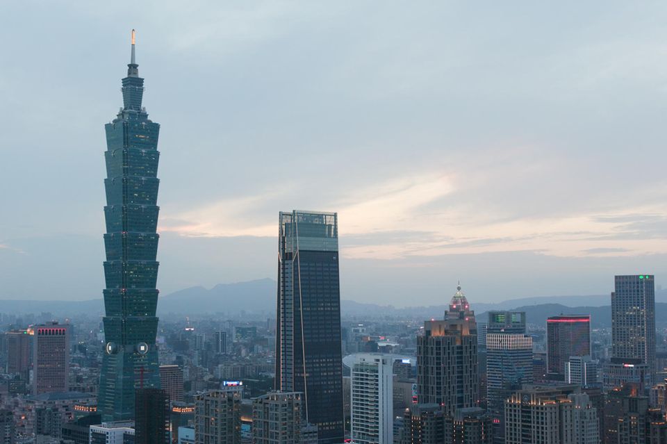 Taiwan hat sehr viele, aber weniger extrem reiche Milliardäre. Der von China bedrohte Inselstaat verbesserte sich im „Forbes-Ranking“ von 51 auf 52 Superreiche. Spitzenreiter Lin Shu-hong, einst Chef des Petrochemieriesen Chang Chun Group, fand sich mit 7,8 Mrd. Dollar auf Platz 276 wieder. 
