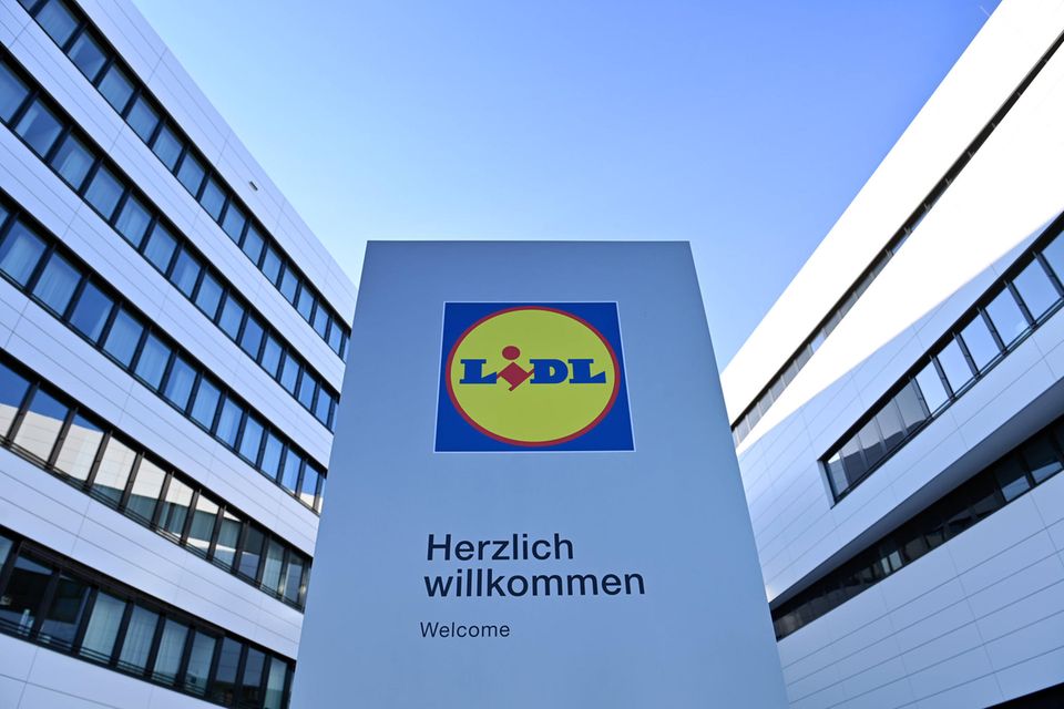 Deutschland gehörte hingegen zu den Verlierern im „Forbes“-Ranking für 2023. Den Angaben zufolge sank die Zahl der Dollar-Milliardäre hierzulande von 134 auf 126. Dennoch reichte es im Ländervergleich erneut für den vierten Platz. Nicht mehr vertreten sind demnach unter anderem drei Erben der Knauf Gips KG sowie Joachim Ante, Mitgründer von Unity Software. Reichster Deutscher war erneut Dieter Schwarz, Inhaber der Schwarz Group (Lidl, Kaufland). Die Analysten stuften das geschätzte Vermögen des 83-Jährigen auf Platz 27 von 47,1 auf 42,9 Mrd. Dollar herab.
