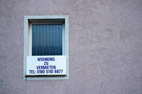 Ein Schild mit der Aufschrift „Wohnung zu vermieten“ hängt an einem Fenster