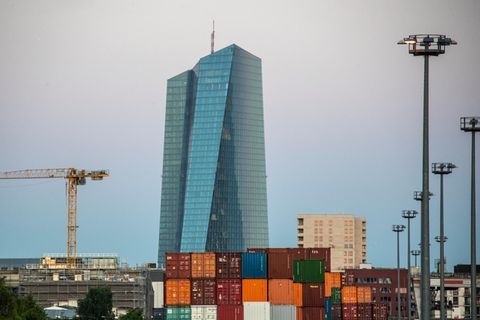 Zentrale der Europäischen Zentralbank in Frankfurt im Morgengrauen