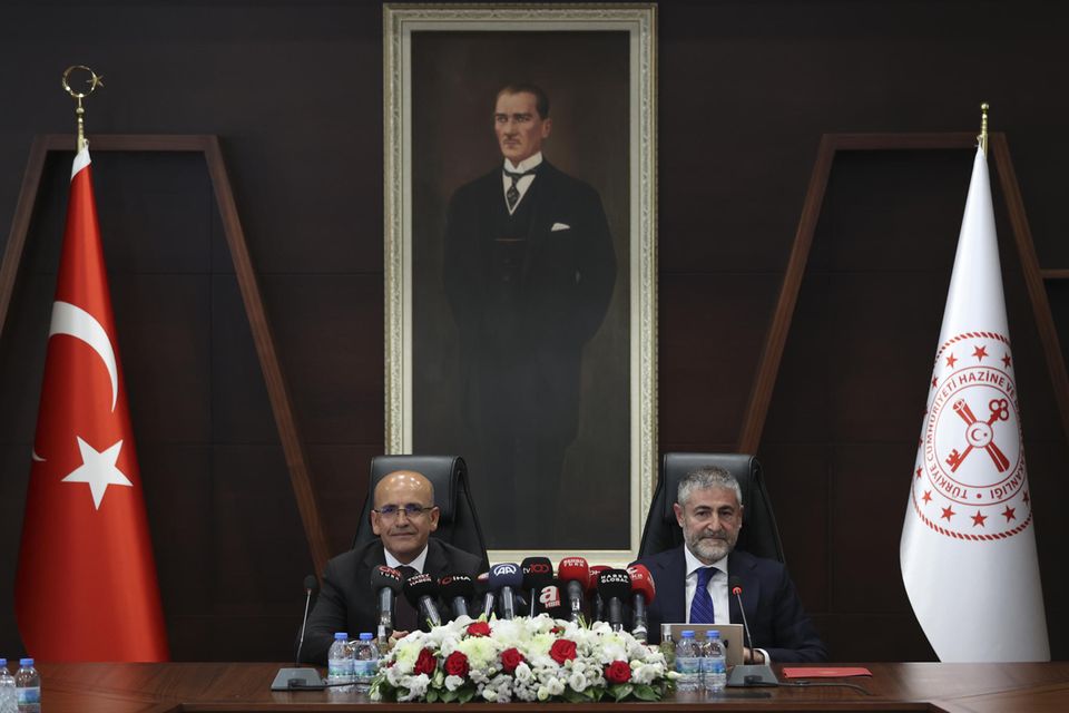 Der jüngst berufene türkische Finanzminister Mehmet Simsek (links) und sein Vorgänger Nureddin Nebati bei der Amtsübergabe in Ankara