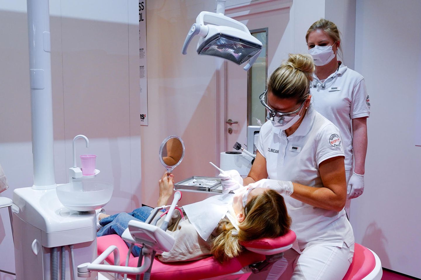 Eine Zahnärztin behandelt eine Patientin