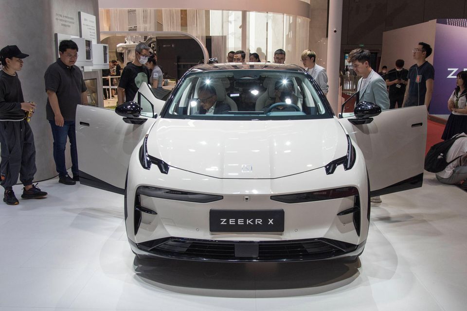 China hat die Mobilitätswende auch bei europäischen Herstellern forciert. Die Volksrepublik setzt aber immer stärker auf Technik aus eigenen Landen. Drei chinesische Unternehmen platzierten sich in den Top 10 des Rankings der weltweit führenden E-Autohersteller. Geely, 1997 gegründet, zog dank 48 Punkten auf Platz sechs an traditionsreichen Marken wie Mercedes-Benz und GM vorbei. Dafür sorgte vor allem der viertbeste Wert im Ranking für die Verkaufszahlen. Der wurde gestützt von einem breiten Angebot an Modellen.