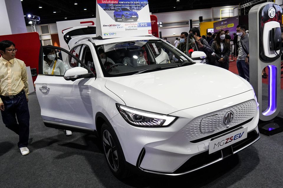 Der renommierte Umweltforschungsverbund International Council on Clean Transportation (ICCT) hat zum ersten Mal ein Ranking der Hersteller von E-Autos vorgelegt. Dabei ging es um die Frage, welche der 20 größten Branchenvertreter bei der Transformation weg vom Verbrennungsmotor führend sind. Auf Platz zehn kam der größte Autobauer Chinas, SAIC Motor. Er verkaufte nach eigenen Angaben 2022 mehr als 5,3 Millionen Fahrzeuge – immer mehr davon mit vollelektrischem Antrieb. Dazu gehören auch Autos der einstmals britischen Marke MG. SAIC erhielt von den Experten 43 von 100 möglichen Punkten. Der Autobauer überzeugte als einziges Unternehmen im Ranking mit der vollen Punktzahl für das Angebot an emissionsfreien Automodellen.