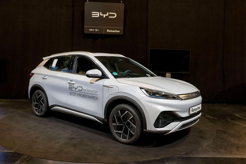 Auch in Deutschland sind immer mehr E-Autos von BYD unterwegs. Das hat nach Ansicht des Rankings einen guten Grund. Der chinesische Hersteller schaffte es mit 73 Punkten als eines von nur zwei Unternehmen in das oberste Drittel der Punkteskala und lag damit weit vor dem Drittplatzierten BMW. Die Experten würdigten BYD als den einzigen Hersteller, der vollständig auf E-Autos umgestiegen ist. Dieser radikale Schwenk mache sich bezahlt, denn BYD verringere schnell den Abstand zur Nummer eins des Rankings. Leichte Abstriche gab es bei der Technologie (57 Punkte). Dafür gab es 100 Punkte für die Manager-Vergütung.