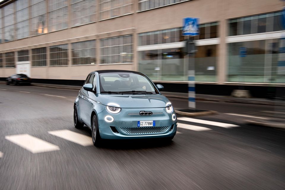 Stellantis mit Sitz in den Niederlanden ist laut dem ICCT in Europa der führende Hersteller von E-Autos außerhalb von Deutschland. 50 Punkte bedeuteten Platz fünf für das US-europäische Unternehmen mit Tochtermarken wie Peugeot, Citroën, Opel und Fiat. Stellantis war neben den beiden Spitzenreitern der einzige Autobauer, der in der Unterkategorie „Manager-Vergütung“ 100 Punkte erhielt. Hier ging es darum, wie stark die Bezahlung der Geschäftsführung von der Erfüllung von Zielen bei der Mobilitätswende abhängt.