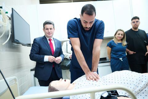 Ein Pfleger zeigt Hubertus Heil die Ausbildung an einer Simulationspuppe