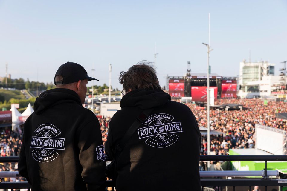 Besucher mit „Rock am Ring“-Pullover beim Festival am Nürburgring