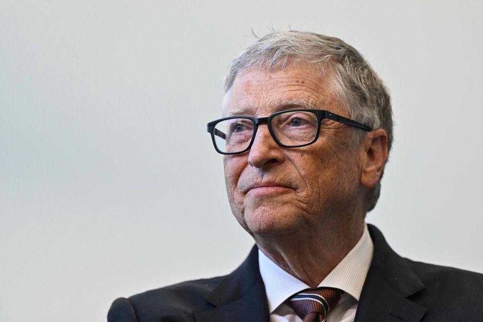 ChatGPT kam womöglich etwas zu spät, um das Ergebnis von Bill Gates im „Forbes“-Ranking 2023 noch maßgeblich zu verbessern. So stieg der Microsoft-Mitgründer vom vierten auf den sechsten Platz ab. Das spiegelte der Analyse zufolge zum Stichtag 10. März 2023 ein von 129 auf 104 Mrd. Dollar gesunkenes Vermögen wider.