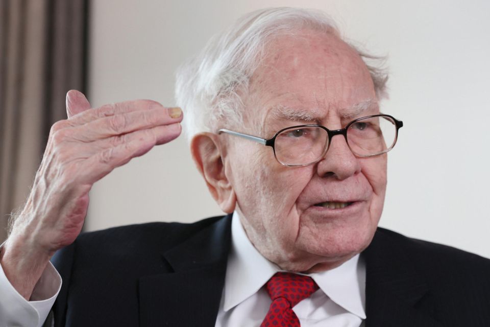 Warren Buffett war im „Forbes“-Ranking der reichsten Menschen 2023 der einzige Superreiche, der seine Platzierung des Vorjahres gehalten hat. Das gelang der Investorenlegende von Berkshire Hathaway trotz des Abstiegs von 118 auf 106 Mrd. Dollar. Buffett blieb mit 92 Jahren der mit Abstand Älteste in den Top 10.