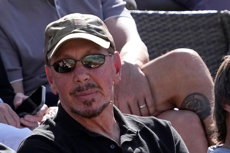 Das Krisenjahr der Superreichen spiegelt sich auch im Aufstieg von Larry Ellison (78) wider. Der Oracle-Chairman verbesserte sich vom achten auf den vierten Platz. Dabei waren seine Vermögenswerte mit 107 Mrd. Dollar lediglich um eine Milliarde gestiegen. Die Google-Mitgründer Larry Page und Sergey Brin fielen 2023 hingegen aus den Top 10 heraus.