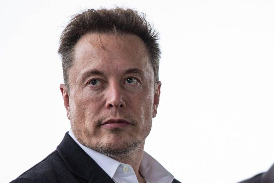 Wenige Tage nach der Veröffentlichung der „Forbes“-Liste 2022 machte der damals reichste Mann der Welt den Kauf von Twitter perfekt. Ein Jahr später musste Elon Musk den Spitzenplatz räumen. Das Ranking stufte den Chef von Tesla und SpaceX von 219 auf 180 Mrd. Dollar herab.