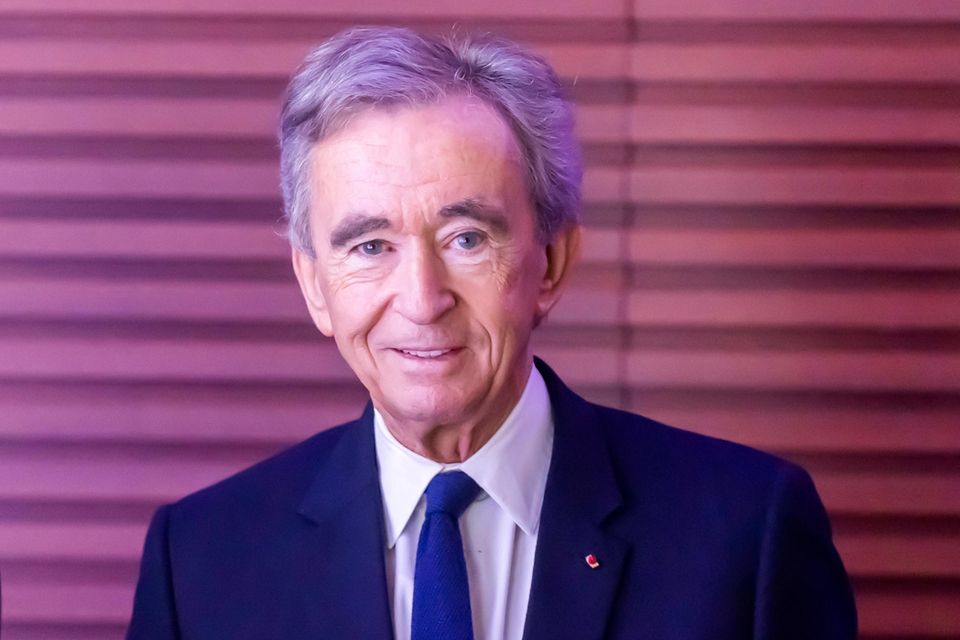 Bernard Arnault ist endlich an der Spitze der „Forbes“-Liste angekommen. Ein Plus von 53 auf nun 211 Mrd. Dollar sicherte dem Chef des französischen Luxusgüterkonzerns LVMH Platz eins des Rankings. Kein anderer Milliardär konnte laut „Forbes“ im Untersuchungszeitraum einen größeren Wertzuwachs verbuchen. Der zum Zeitpunkt der Veröffentlichung 74-jährige Tycoon plant seine Nachfolge. Er will laut „Forbes“ seine Holding Agache umorganisieren, um seine fünf Kinder zu gleichen Teilen zu beteiligen.
