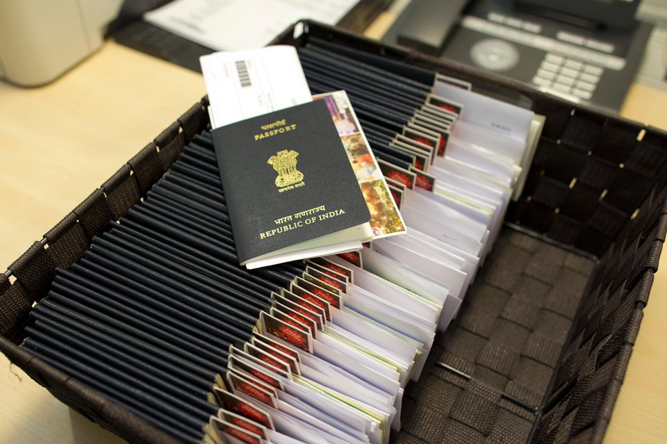 Ein indischer Pass in der Visastelle im Deutschen Generalkonsulat in Bangalore 2012. Indien führt die Erwerbsmigration nach Deutschland mit großem Abstand an.