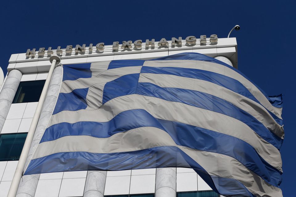 Eine griechische Flagge weht vor dem Gebäude der Börse in Athen im Wind