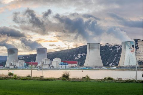 Aus den Kühltürmen des Kernkraftwerks Cruas steigt Dampf auf