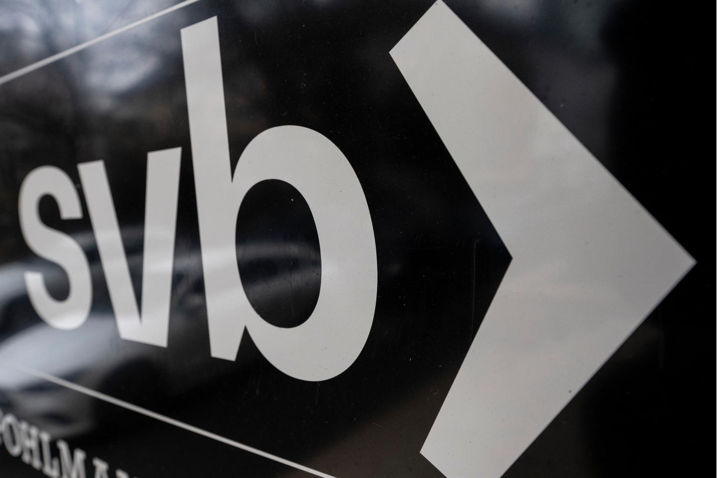 Ein Logo vor der Eingangstür weist auf die Deutsche Dependance der Silicon Valley Bank (SVB) im Frankfurter Westend hin