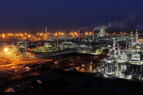Im westindischen Jamnagar befindet sich eine der größten Ölraffinerien der Welt